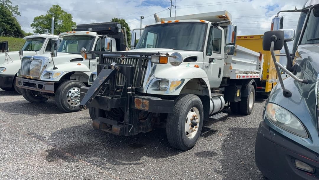 Image of International 7400 Primary image