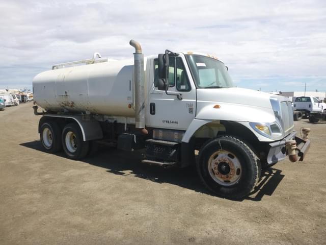 Image of International 7400 equipment image 1