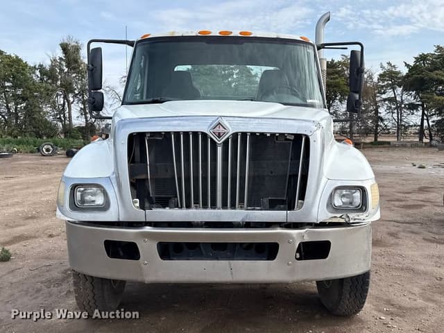 Image of International 7400 equipment image 1