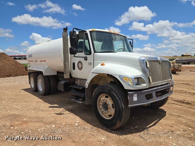 Image of International 7400 equipment image 2