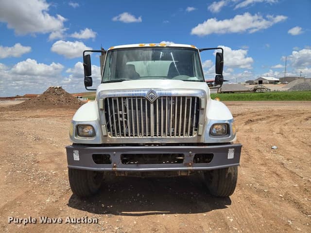 Image of International 7400 equipment image 1