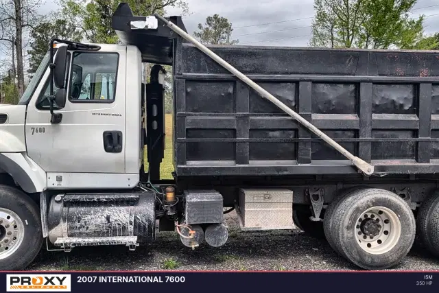 Image of International 7600 equipment image 2
