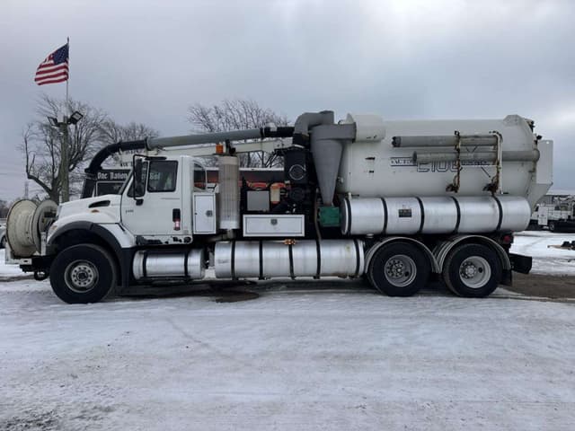 Image of International 7600 equipment image 1