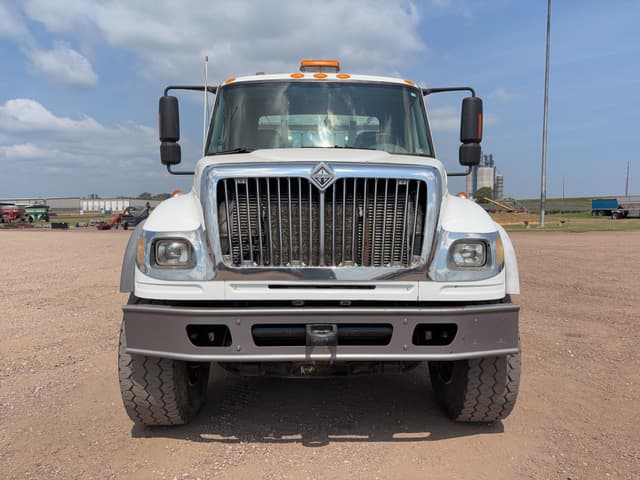 Image of International 7600 equipment image 1