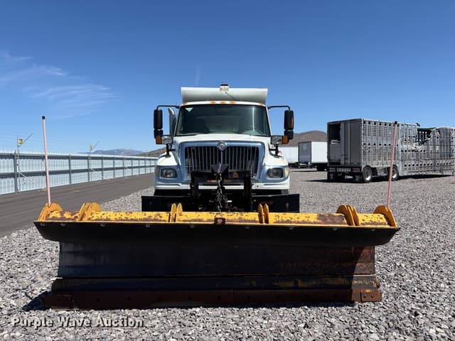 Image of International 7600 equipment image 1