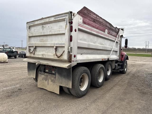 Image of International 7600 equipment image 3