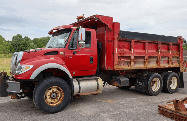 Image of International 7600 equipment image 1