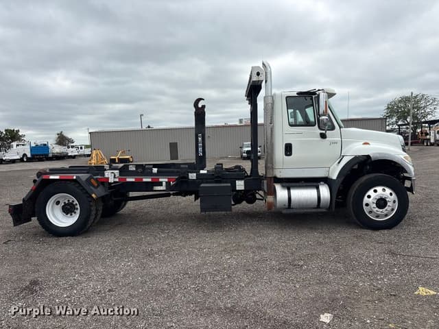 Image of International 7600 equipment image 3