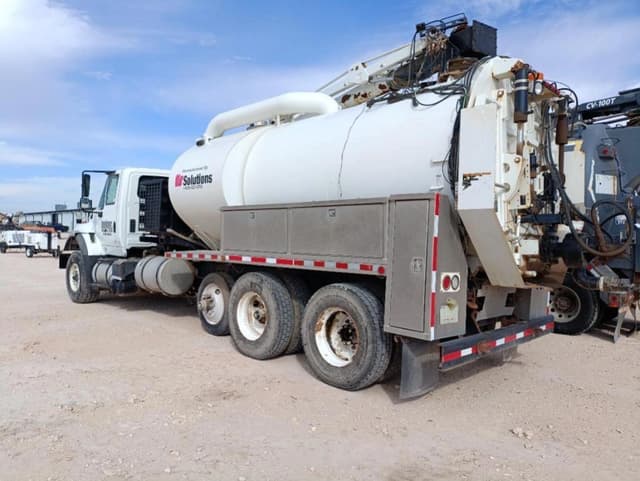 Image of International 7600 equipment image 1