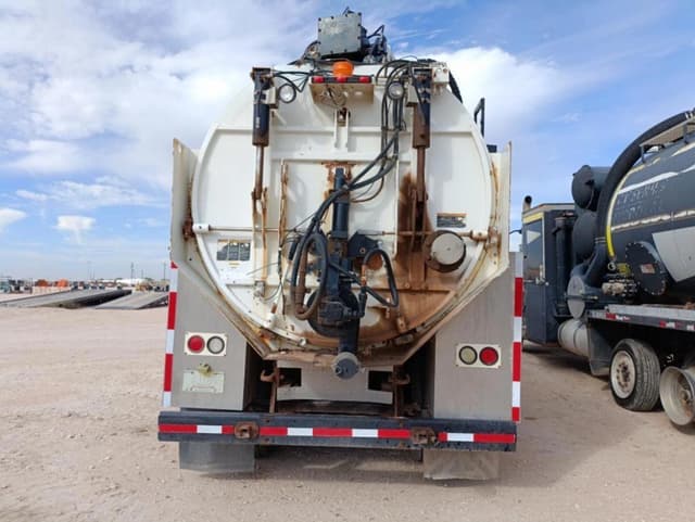 Image of International 7600 equipment image 2