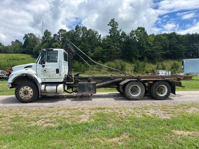 Image of International 7600 equipment image 1
