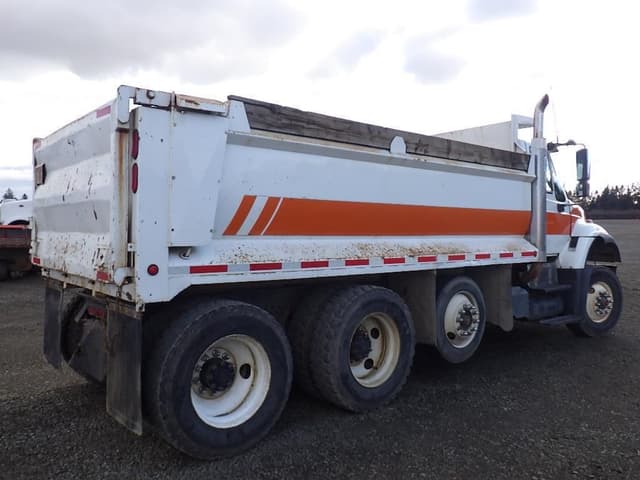 Image of International 7600 equipment image 4