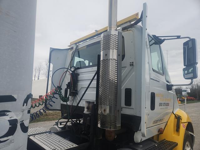 Image of International 8600 equipment image 4