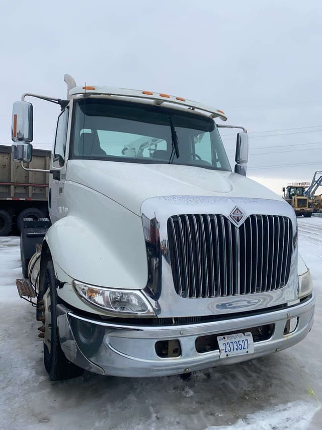 Image of International 8600 equipment image 4