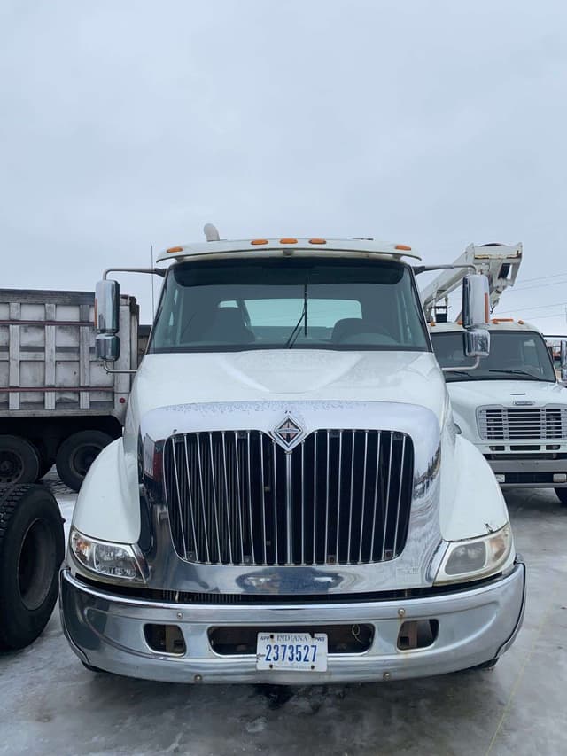 Image of International 8600 equipment image 3