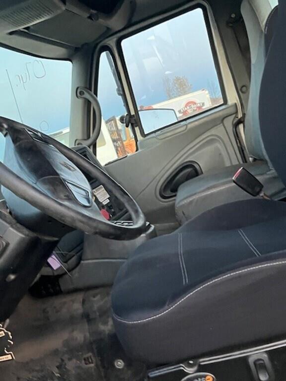 Image of International 8600 equipment image 4