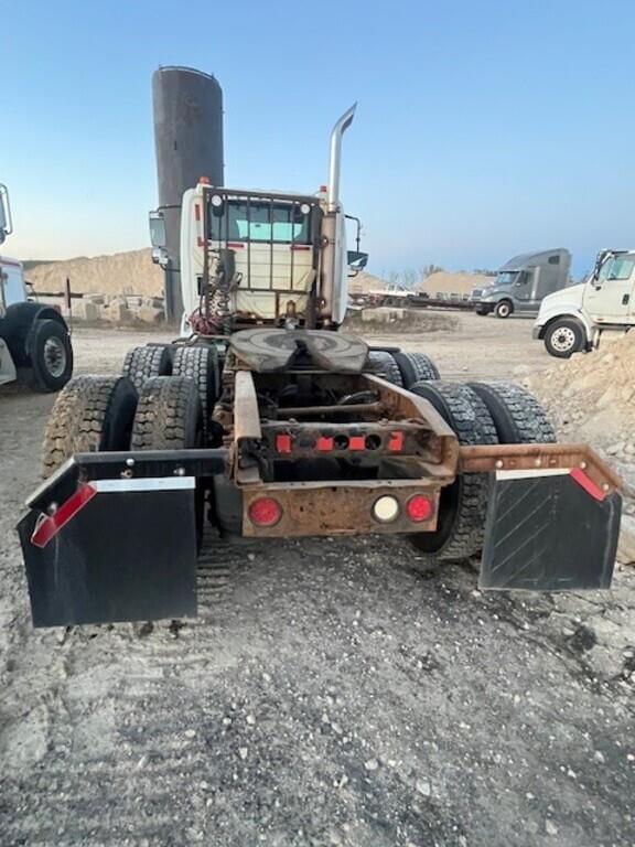 Image of International 8600 equipment image 3