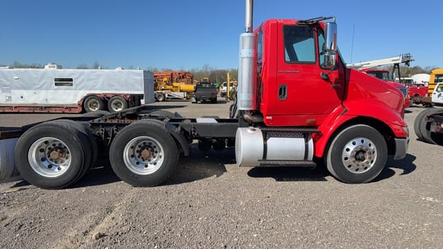 Image of International 8600 equipment image 3