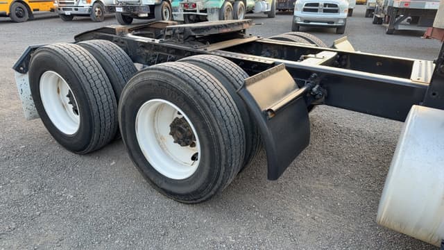 Image of International 8600 equipment image 3