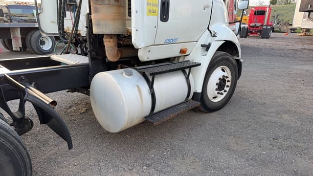 Image of International 8600 equipment image 4