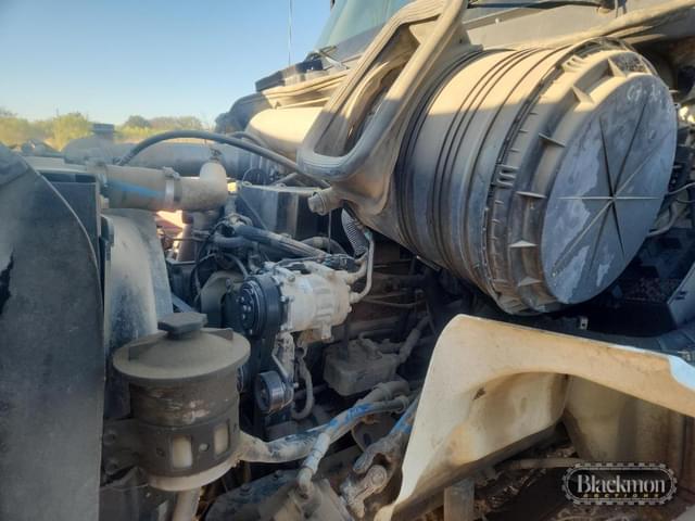 Image of International 8600 equipment image 3