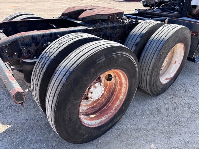 Image of International 8600 equipment image 4