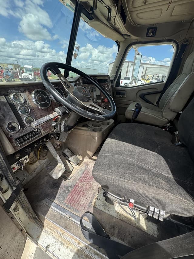 Image of International 9900I equipment image 4