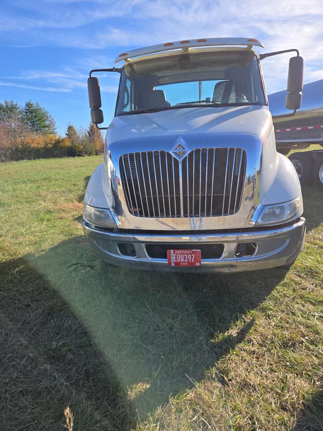 Image of International 8600 equipment image 1