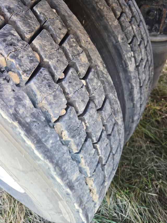 Image of International 8600 equipment image 4