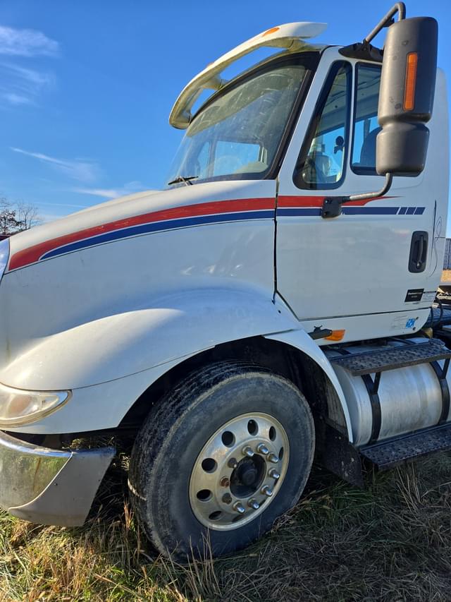 Image of International 8600 equipment image 2