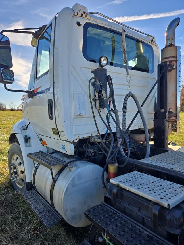 Image of International 8600 equipment image 3