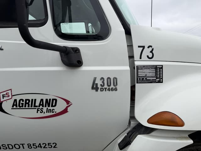 Image of International Durastar 4300 equipment image 4