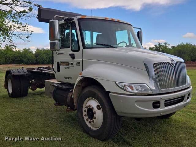 Image of International Durastar 4300 equipment image 2