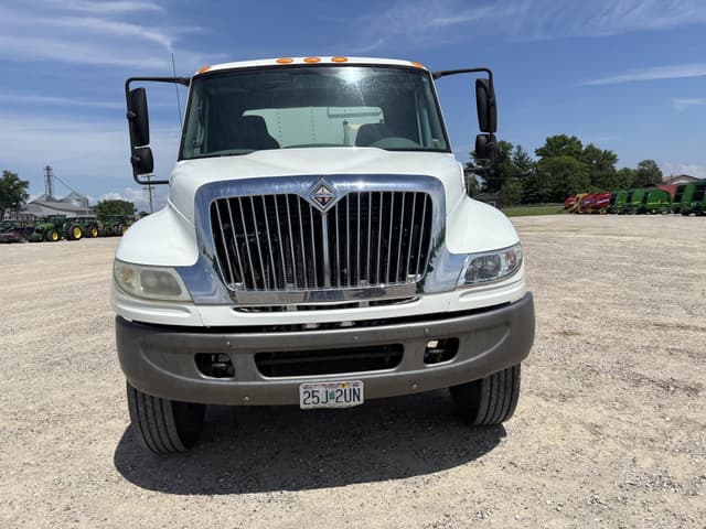 Image of International DuraStar 4400 equipment image 1