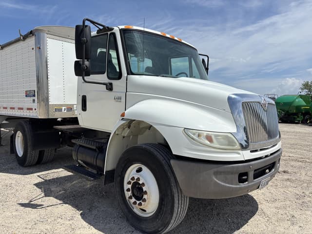 Image of International DuraStar 4400 equipment image 2