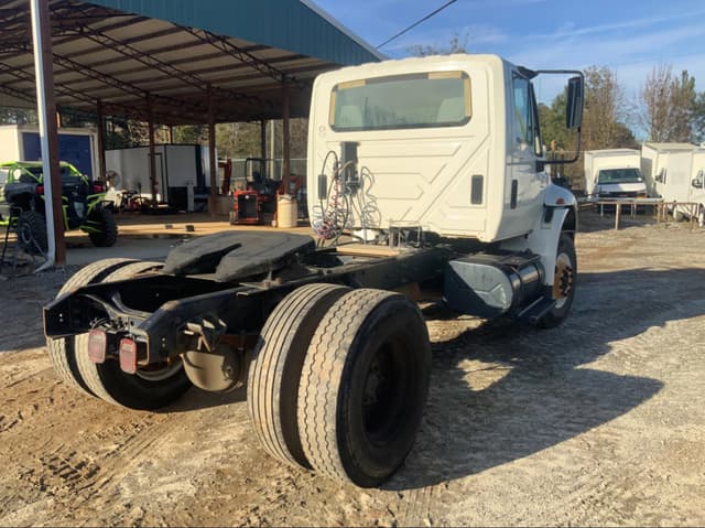 Image of International DuraStar 4400 equipment image 4