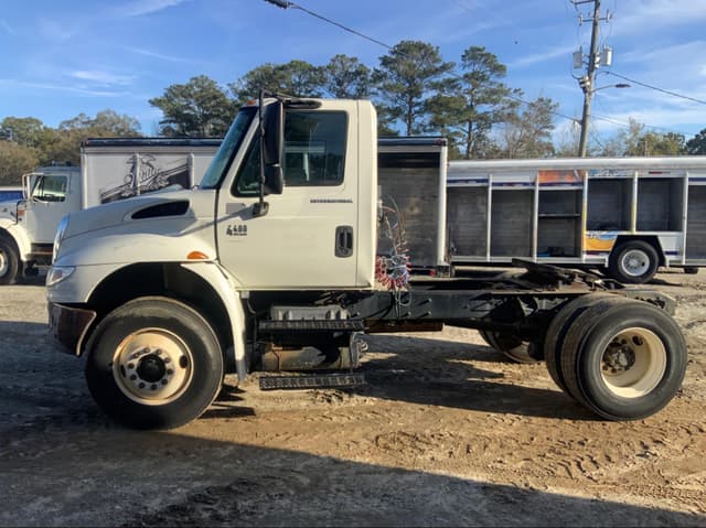 Image of International DuraStar 4400 equipment image 1