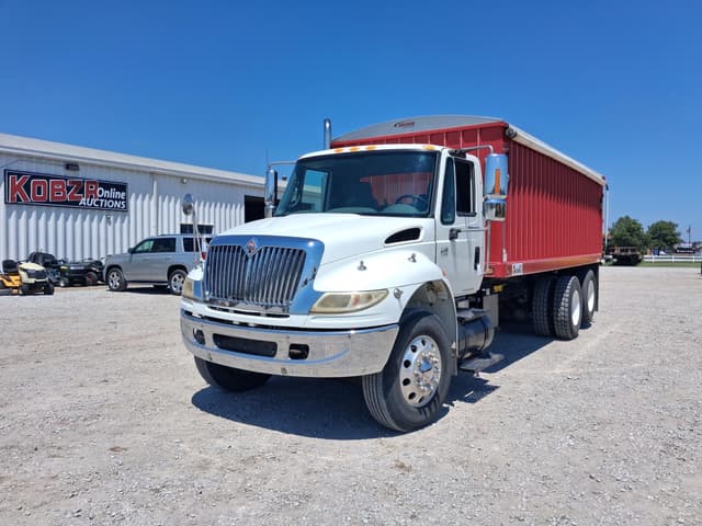 Image of International DuraStar 4400 equipment image 2