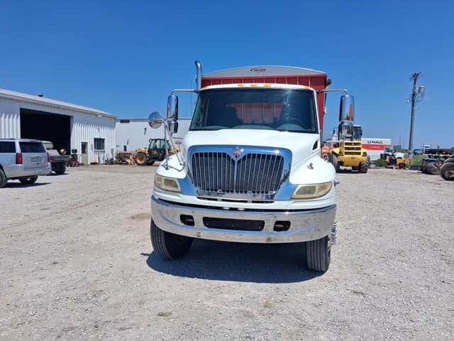 Image of International DuraStar 4400 equipment image 4