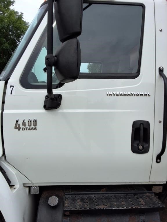 Image of International 4400 equipment image 3