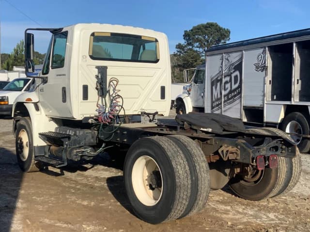 Image of International Dura Star 4400 equipment image 2