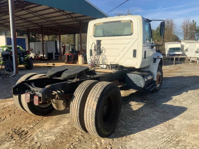 Image of International Dura Star 4400 equipment image 4