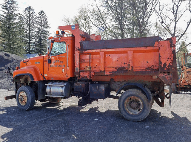 Image of International Paystar 5500i equipment image 2