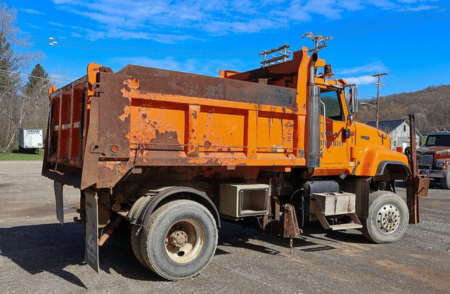 Image of International Paystar 5500i equipment image 4