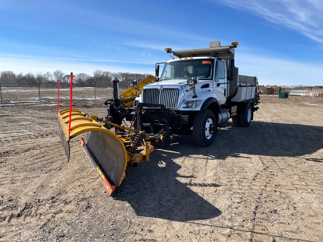 Image of International 7400 Primary image