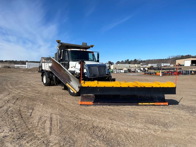 Image of International 7400 equipment image 1