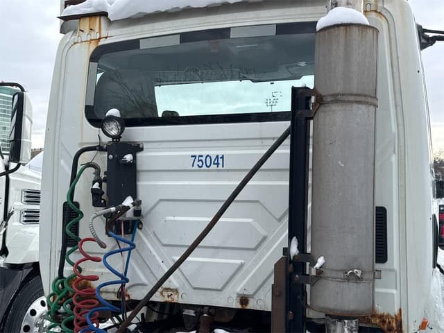 Image of International Transtar 8600 equipment image 3