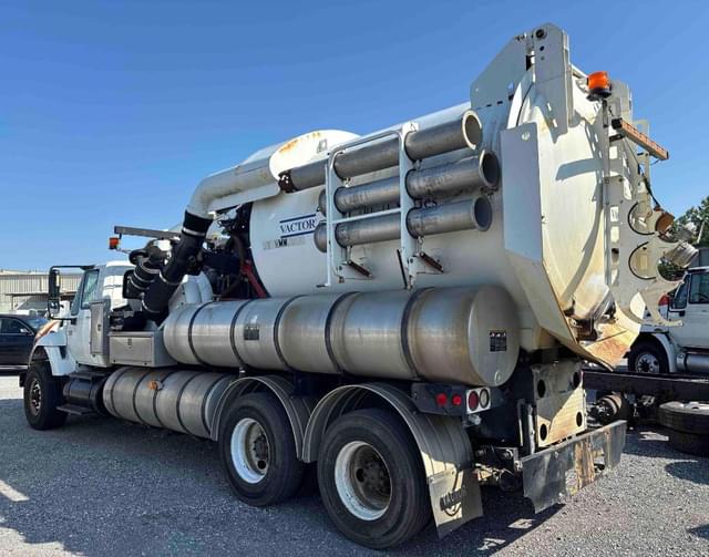 Image of International 7400 equipment image 2