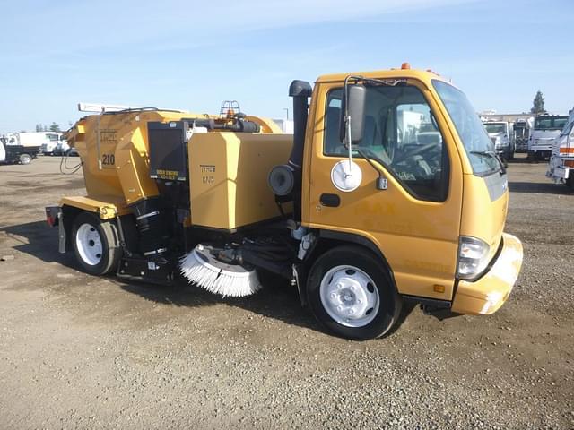 Image of Isuzu NPR equipment image 1
