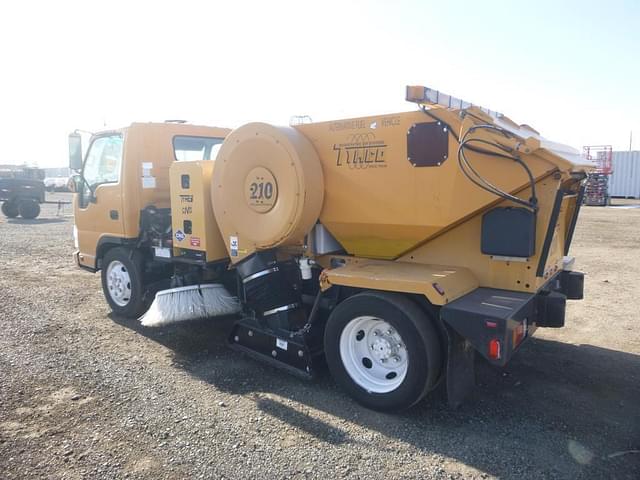 Image of Isuzu NPR equipment image 3